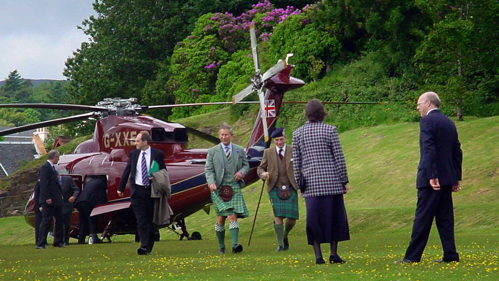Sir Lachlan hosts Prince Charles’s 2003 trip to Mull